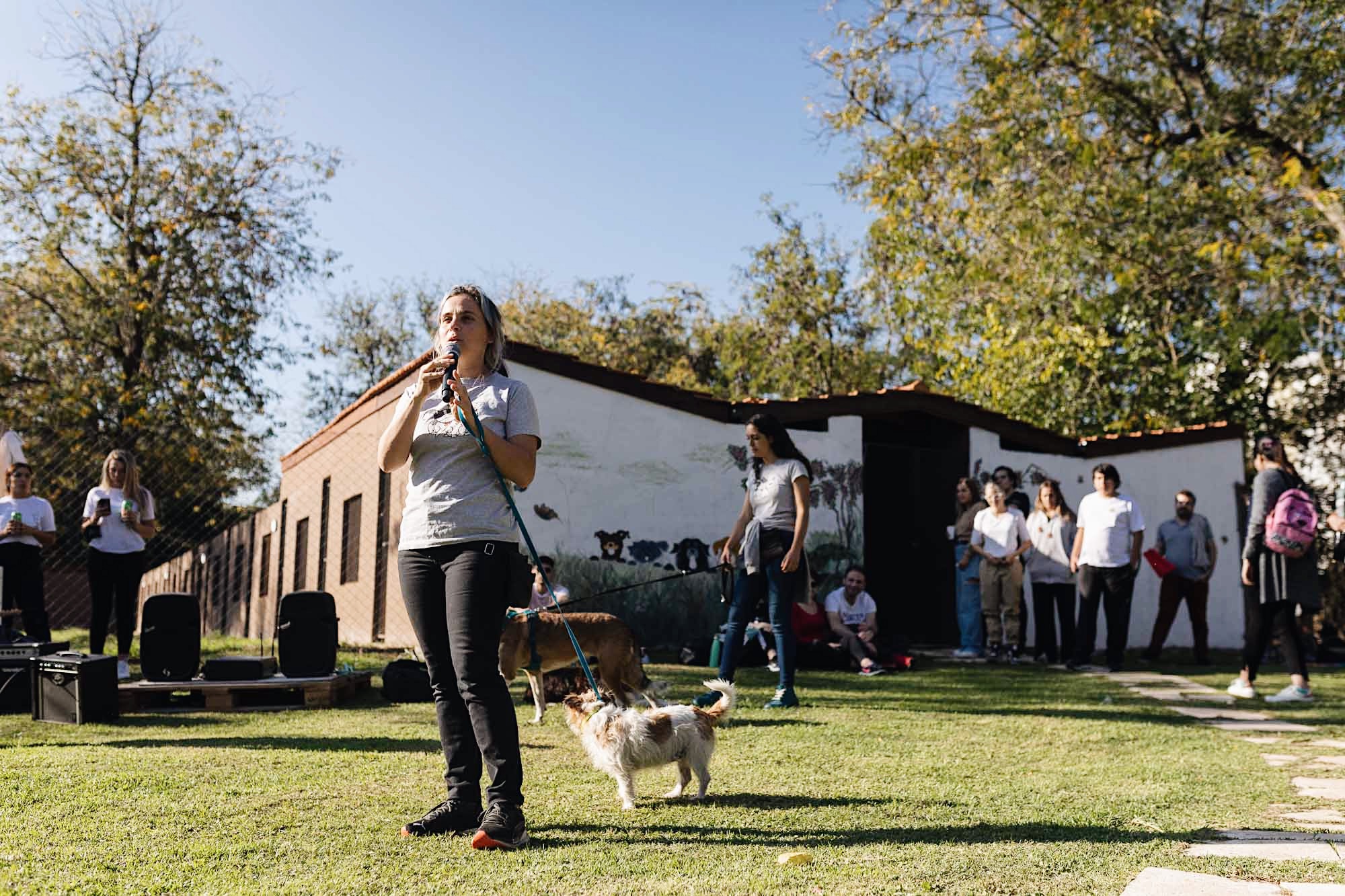 persona hablando por micrófono
